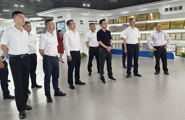 德陽市人大常委會副主任楊芳清、中江縣委書記杜尚武率考察組赴托普云農(nóng)考察調(diào)研