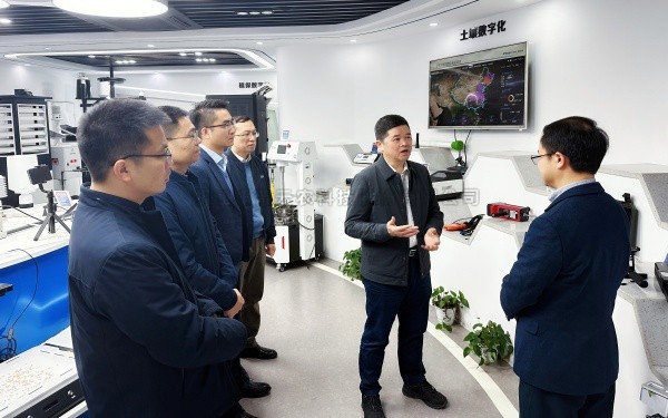 廣西農(nóng)村投資集團有限公司黨委書記、董事長廖應(yīng)燦一行蒞臨托普云農(nóng)調(diào)研參觀