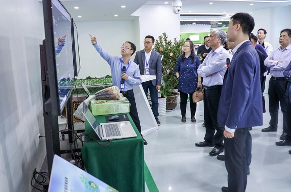 全國(guó)人大常委會(huì)副委員長(zhǎng)丁仲禮蒞臨托普云農(nóng)考察調(diào)研 全國(guó)人大常委會(huì)副委員長(zhǎng)丁仲禮蒞臨托普云農(nóng)考察調(diào)研