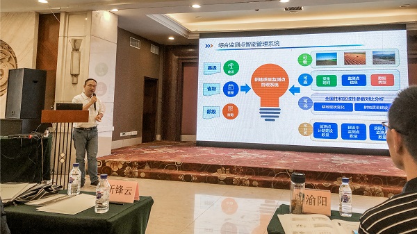 托普云農(nóng)副總經(jīng)理錢鵬現(xiàn)場(chǎng)講解圖 托普云農(nóng)副總經(jīng)理錢鵬現(xiàn)場(chǎng)講解圖