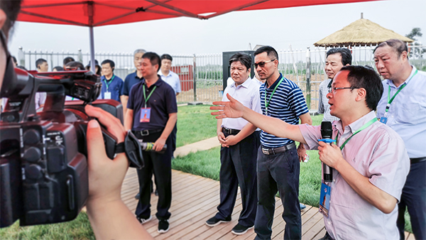 魏書記現(xiàn)場參觀病蟲疫情重點監(jiān)測站并聽取介紹