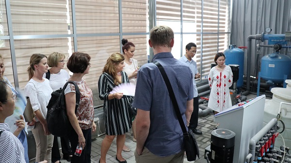 研修班一行來到由托普云農(nóng)與蕭山農(nóng)科所聯(lián)合搭建的現(xiàn)代農(nóng)業(yè)產(chǎn)業(yè)園進(jìn)行考察 研修班一行來到由托普云農(nóng)與蕭山農(nóng)科所聯(lián)合搭建的現(xiàn)代農(nóng)業(yè)產(chǎn)業(yè)園進(jìn)行考察