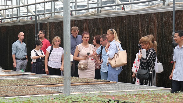 研修班一行來到由托普云農(nóng)與蕭山農(nóng)科所聯(lián)合搭建的現(xiàn)代農(nóng)業(yè)產(chǎn)業(yè)園進(jìn)行考察 研修班一行來到由托普云農(nóng)與蕭山農(nóng)科所聯(lián)合搭建的現(xiàn)代農(nóng)業(yè)產(chǎn)業(yè)園進(jìn)行考察