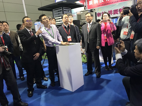 全國農技推廣中心劉天金主任、許發(fā)輝副主任和中國農業(yè)技術推廣協會陳生斗會長觀摩蟲情測報數據平臺與智能裝備