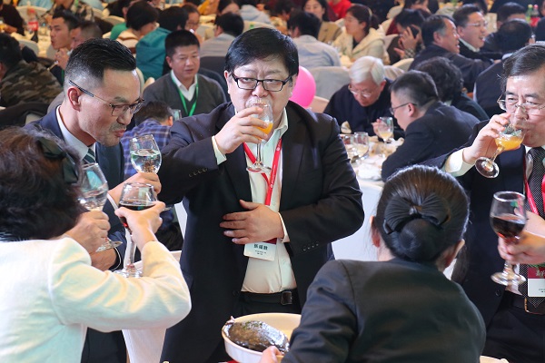 舉杯交錯(cuò)，情誼相牽