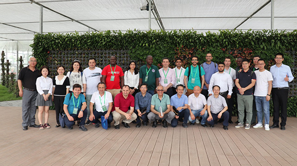 7月，F(xiàn)AO考察團(tuán)在托普云農(nóng)現(xiàn)代農(nóng)業(yè)產(chǎn)業(yè)園合影留念