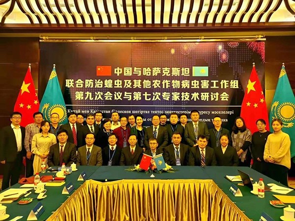 12月，中哈聯(lián)合防治工作組會(huì)議合影留念