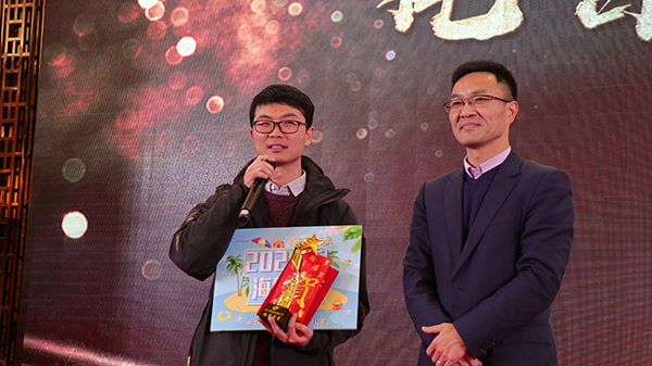 托普云農(nóng)先進(jìn)團(tuán)隊(duì)與個(gè)人的頒獎瞬間(部分) 托普云農(nóng)先進(jìn)團(tuán)隊(duì)與個(gè)人的頒獎瞬間(部分)