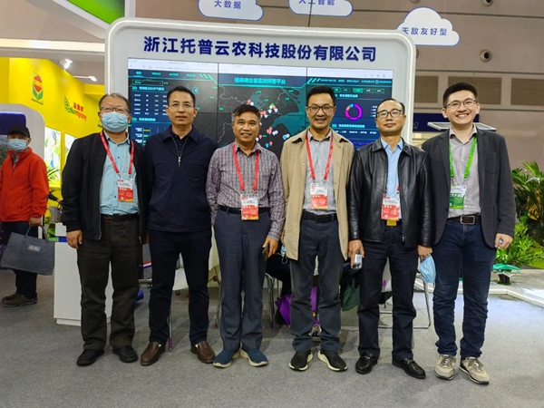 四川省農(nóng)業(yè)農(nóng)村廳植物保護(hù)站尹勇站長(zhǎng)（右二）、湖北省植物保護(hù)總站郭子平站長(zhǎng)（左三）、天津市農(nóng)業(yè)發(fā)展服務(wù)中心徐建波副部長(zhǎng)（左一）、湖北省植物保護(hù)總站周華眾副站長(zhǎng)（左二）蒞臨托普云農(nóng)展位