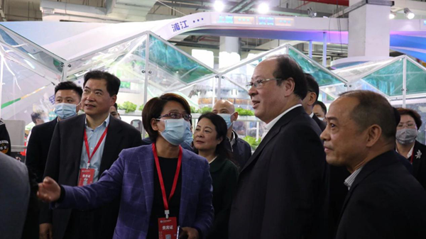 浦江縣虞紅梅副縣長向浙江省彭佳學(xué)副省長、農(nóng)業(yè)農(nóng)村廳唐冬壽副廳長等領(lǐng)導(dǎo)一行介紹“超級農(nóng)場”