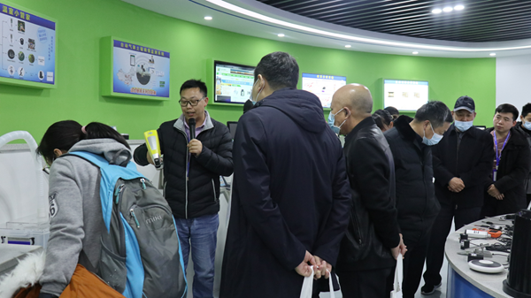 工作人員介紹綜合產(chǎn)品 工作人員介紹綜合產(chǎn)品