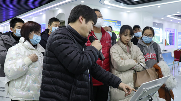 工作人員介紹林業(yè)設(shè)備 工作人員介紹林業(yè)設(shè)備