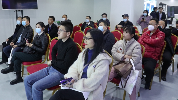 學(xué)員們聽取重大病蟲害物聯(lián)網(wǎng)智能檢測(cè)系統(tǒng)介紹 學(xué)員們聽取重大病蟲害物聯(lián)網(wǎng)智能檢測(cè)系統(tǒng)介紹