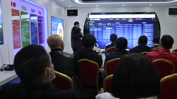 學(xué)員們聽取耕保數(shù)據(jù)平臺(tái)介紹 學(xué)員們聽取耕保數(shù)據(jù)平臺(tái)介紹