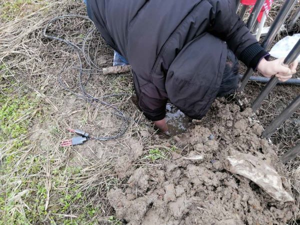 泥潭奮戰(zhàn)方顯“服務本色” 泥潭奮戰(zhàn)方顯“服務本色”