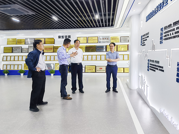 中國農(nóng)業(yè)技術(shù)推廣協(xié)會會長陳生斗、秘書長張互助蒞臨托普云農(nóng)考察參觀