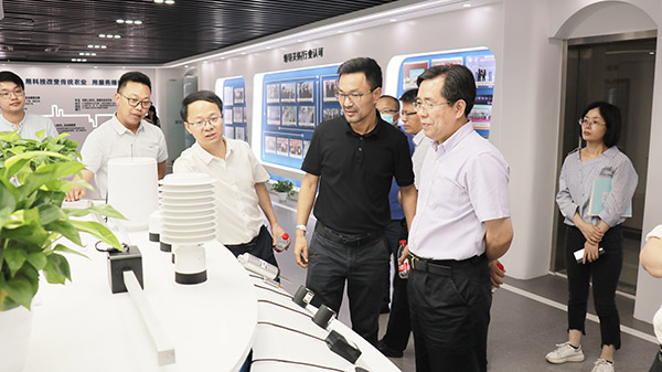 應(yīng)義斌教授一行參觀托普云農(nóng)數(shù)字三農(nóng)展廳 應(yīng)義斌教授一行參觀托普云農(nóng)數(shù)字三農(nóng)展廳