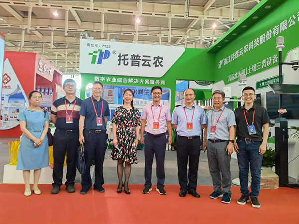 領(lǐng)導(dǎo)一行蒞臨托普云農(nóng)展位 領(lǐng)導(dǎo)一行蒞臨托普云農(nóng)展位