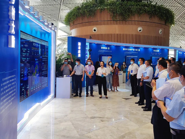 與會領(lǐng)導(dǎo)參觀“浙江鄉(xiāng)村大腦”建設(shè)情況 與會領(lǐng)導(dǎo)參觀“浙江鄉(xiāng)村大腦”建設(shè)情況