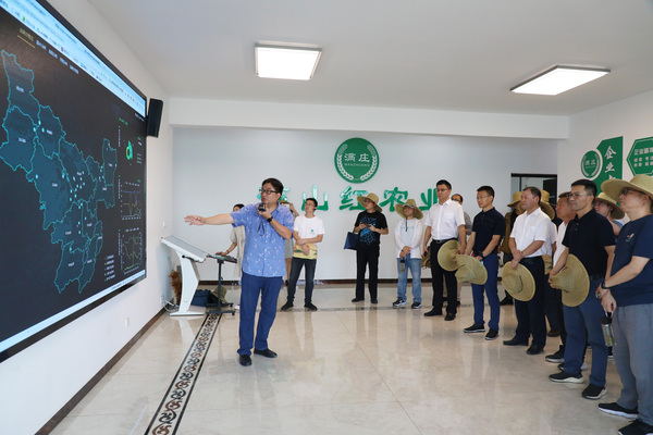 參觀國(guó)家級(jí)“三區(qū)四情”耕地質(zhì)量監(jiān)測(cè)點(diǎn)、監(jiān)測(cè)信息化平臺(tái)