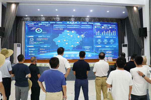 參觀高標(biāo)準(zhǔn)農(nóng)田、耕肥數(shù)字化應(yīng)用場(chǎng)景、浙江鄉(xiāng)村大腦、“浙農(nóng)優(yōu)品”多跨應(yīng)用場(chǎng)景