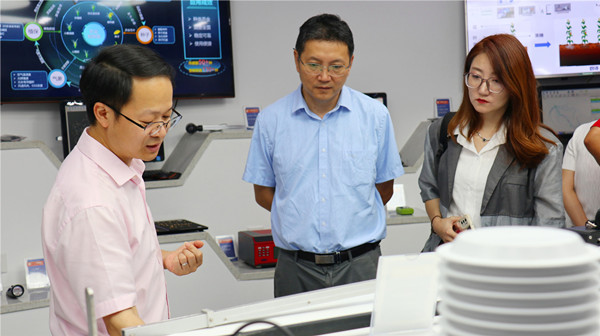 王建軍一行參觀托普云農(nóng)數(shù)字展廳?? 王建軍一行參觀托普云農(nóng)數(shù)字展廳??