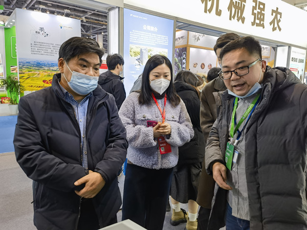 浙江省農(nóng)技推廣中心副主任吳海平（左一），副主任金晶（中）_副本.jpg